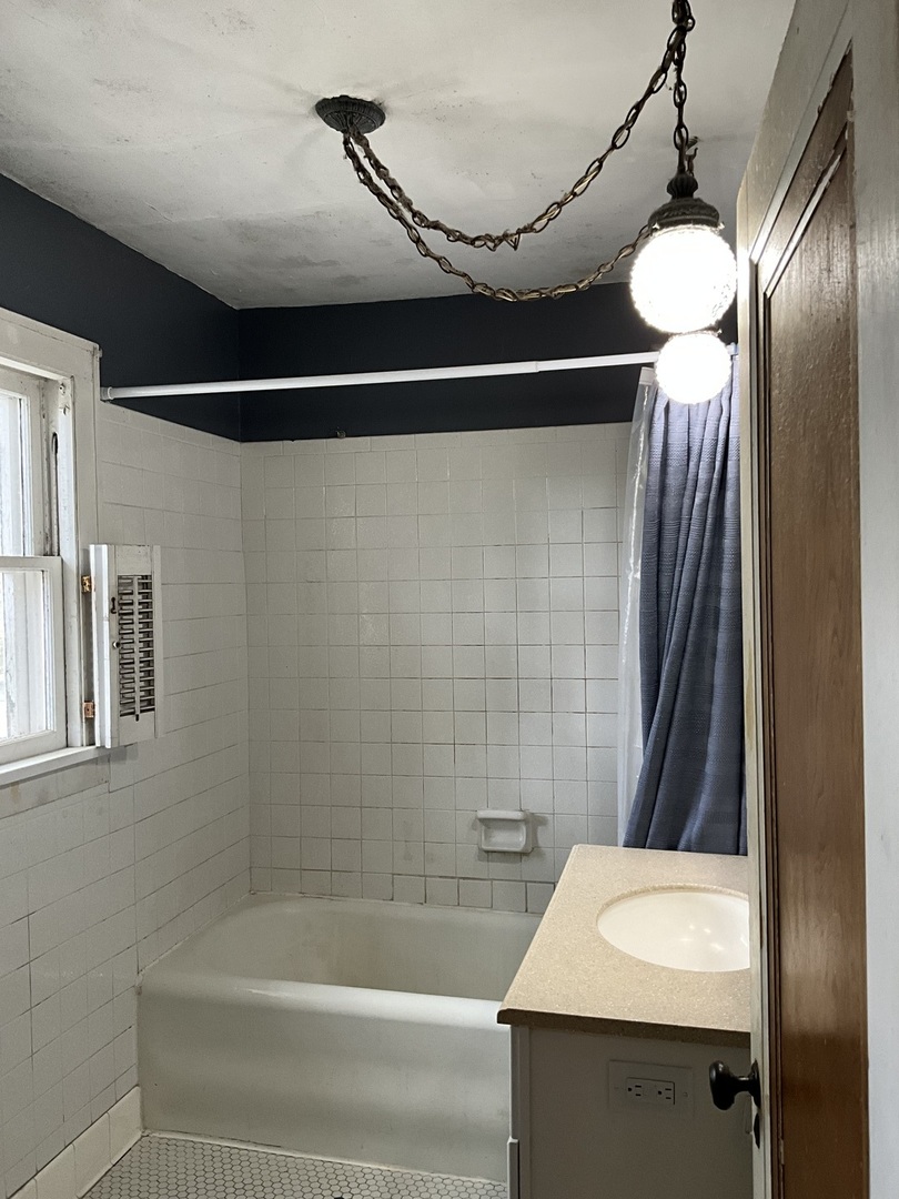 22 S Archer Avenue, Mundelein, IL 60060