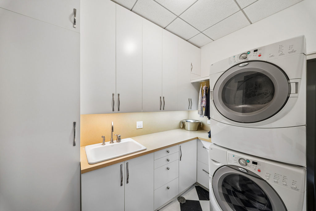 270 E Pearson Street #101, Chicago, IL 60611