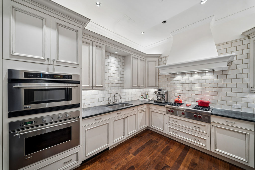 270 E Pearson Street #101, Chicago, IL 60611