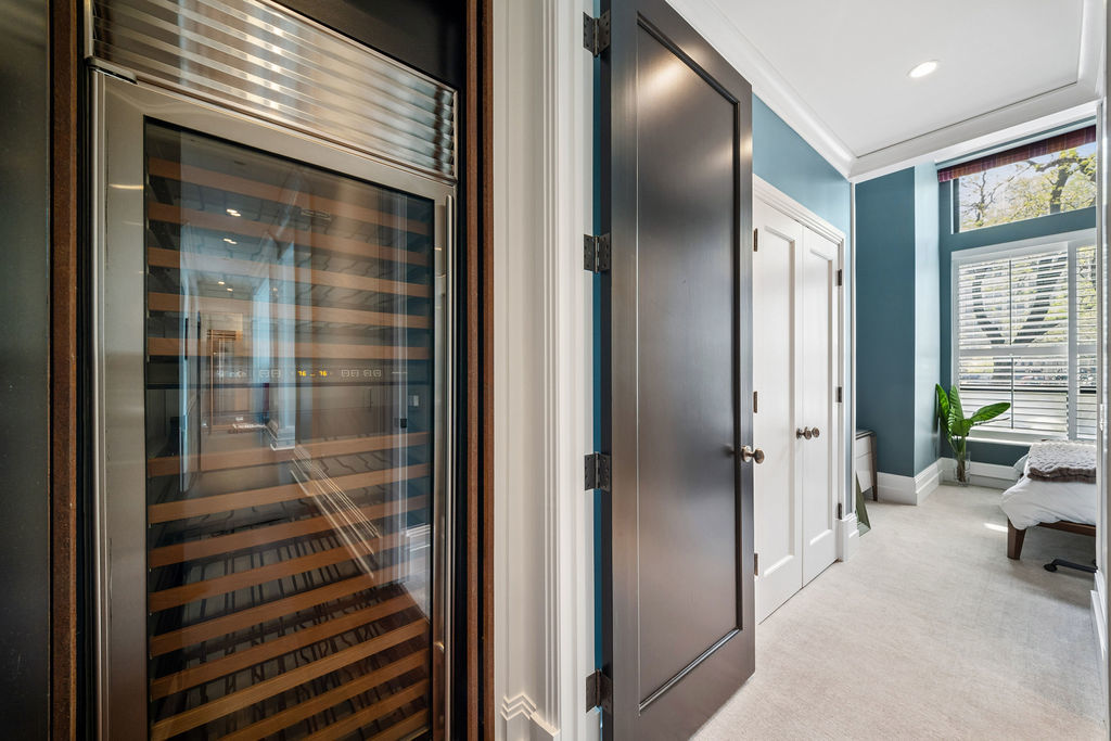 270 E Pearson Street #101, Chicago, IL 60611