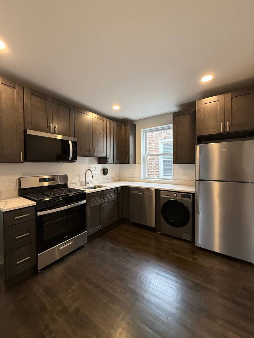 3247 W Thomas Street #1R, Chicago, IL 60651