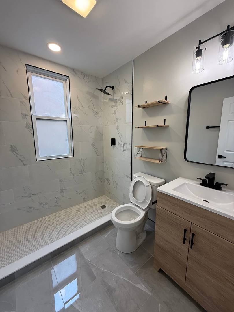 3247 W Thomas Street #1R, Chicago, IL 60651