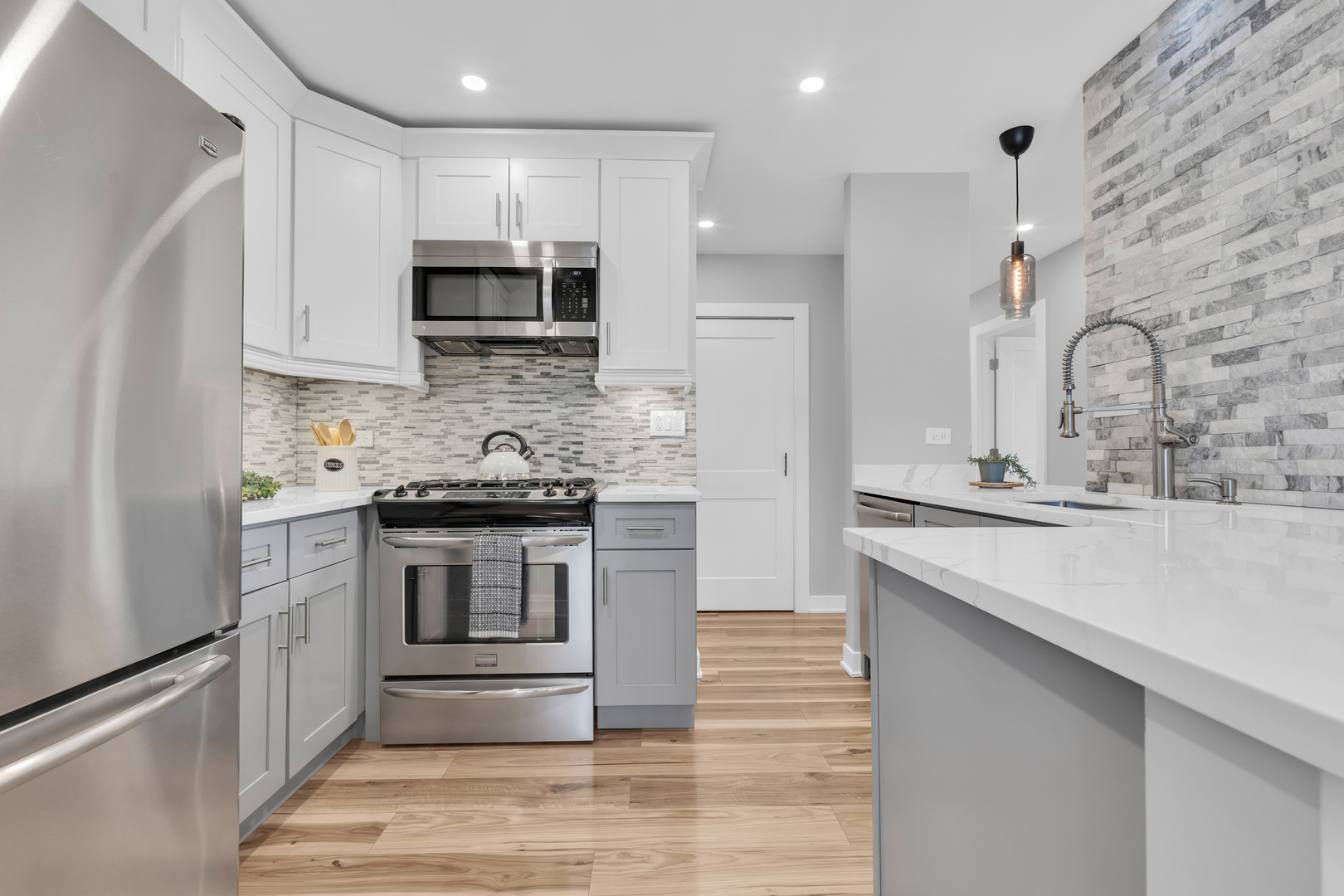 1375 REBECCA Drive #323, Hoffman Estates, IL 60169