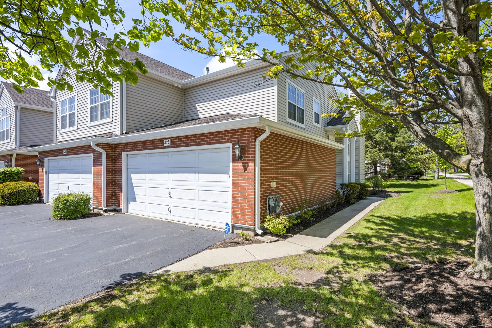 828 Old Checker Road, Buffalo Grove, IL 60089