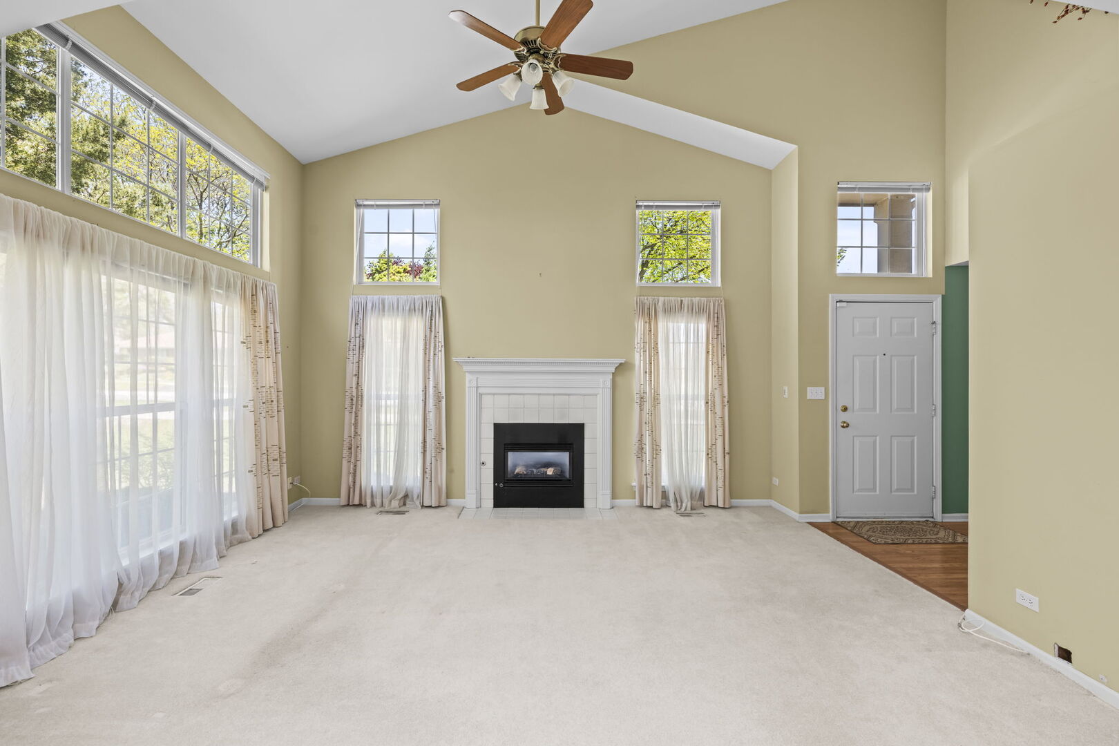 828 Old Checker Road, Buffalo Grove, IL 60089