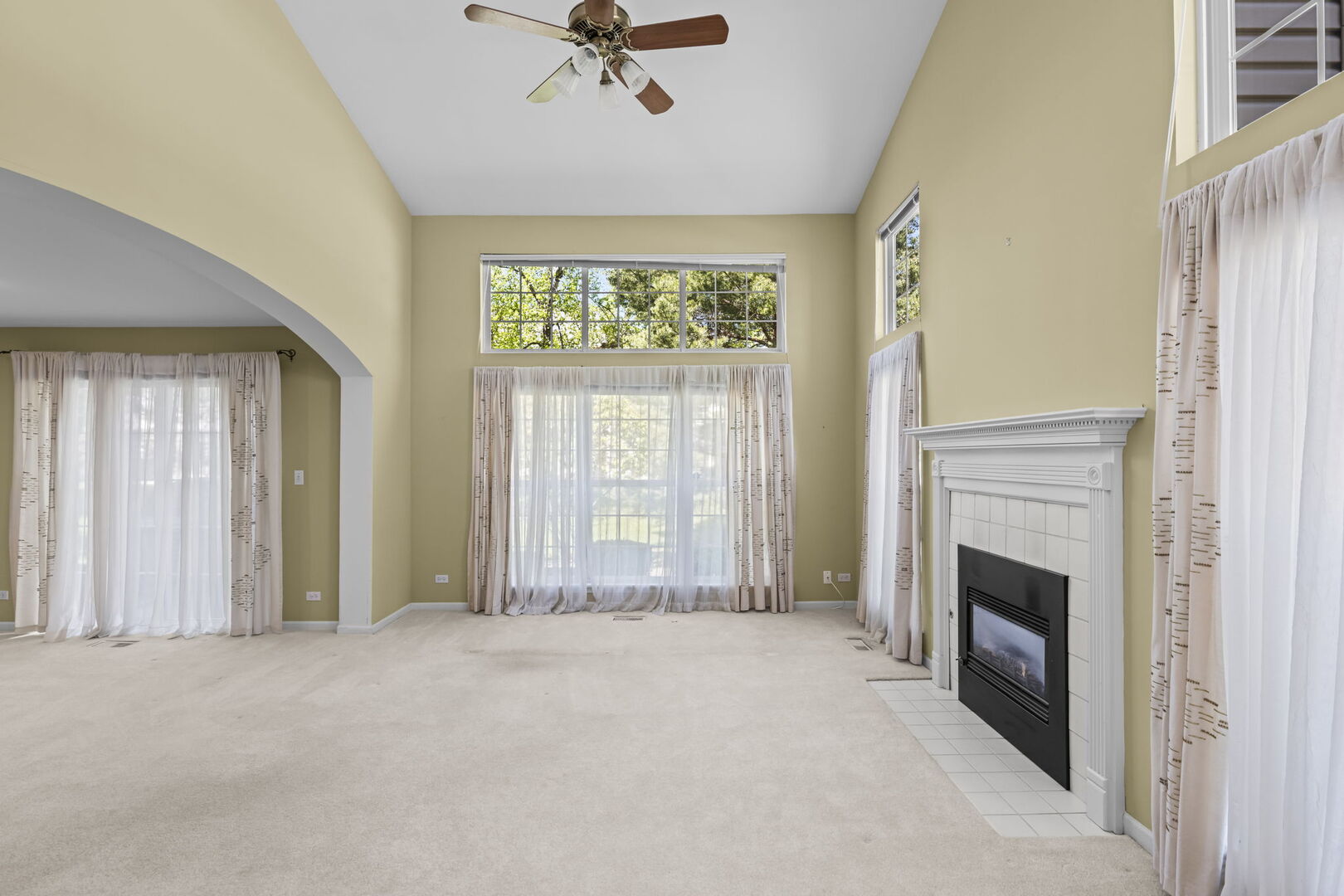 828 Old Checker Road, Buffalo Grove, IL 60089
