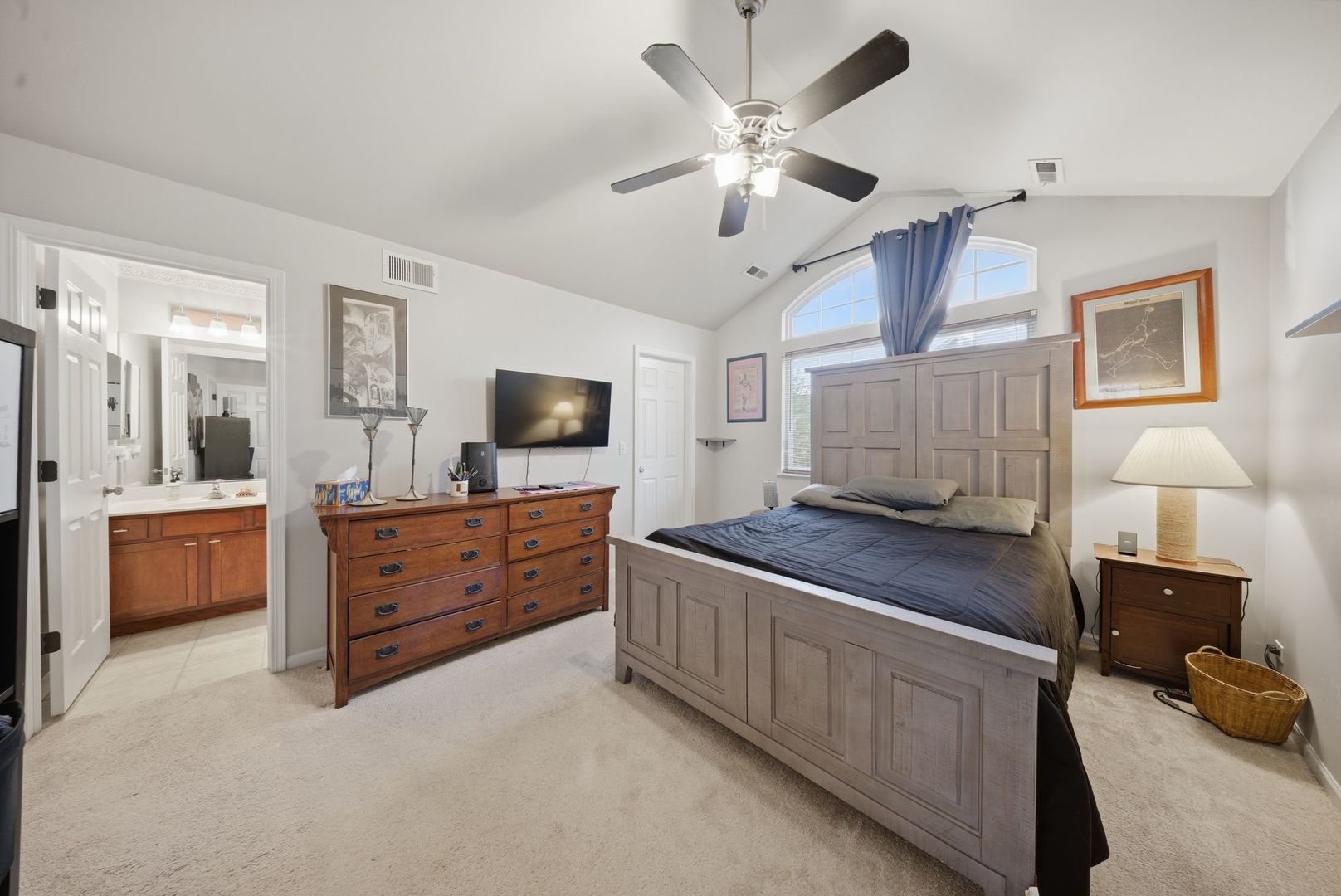 394 Jamestown Court, Aurora, IL 60504
