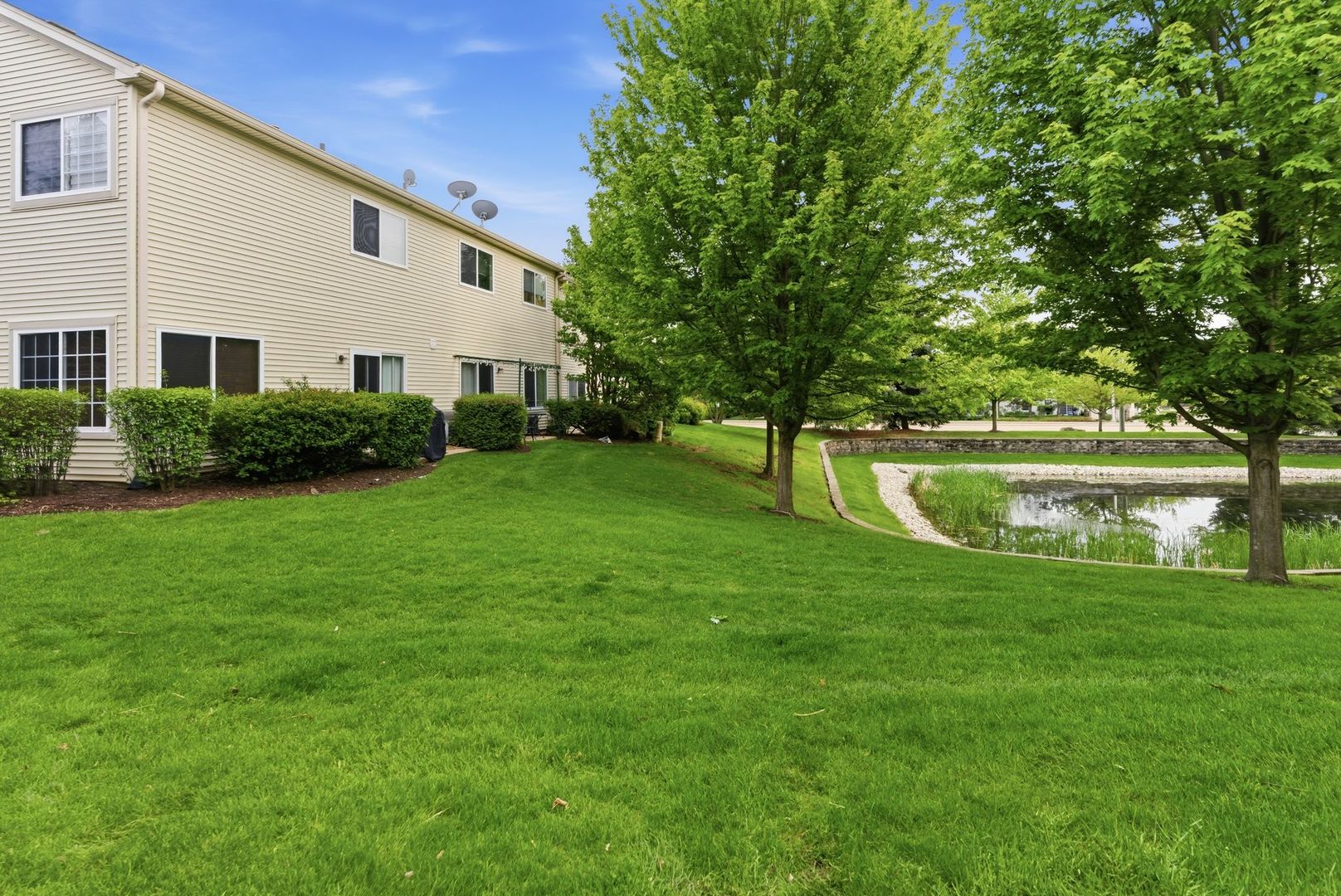394 Jamestown Court, Aurora, IL 60504