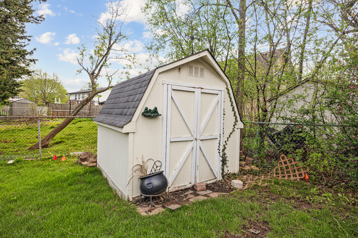 33 Walpole Road, Elk Grove Village, IL 60007