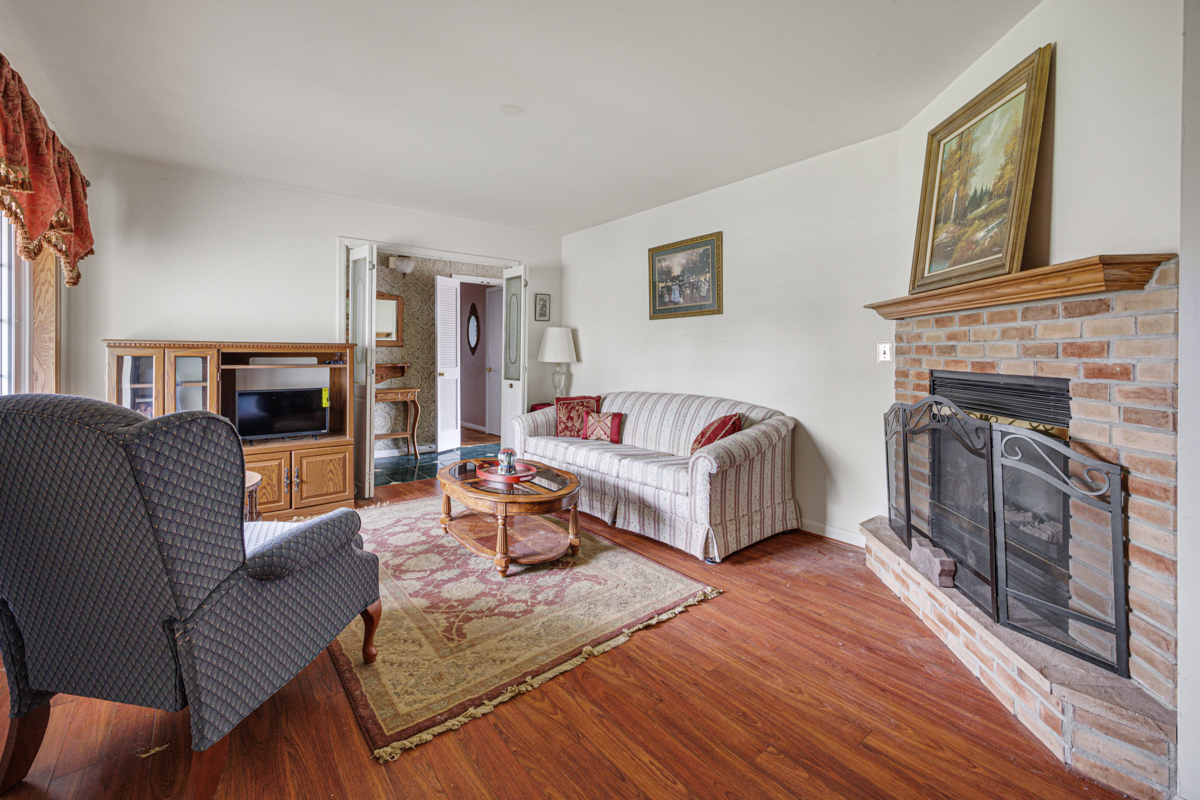 33 Walpole Road, Elk Grove Village, IL 60007