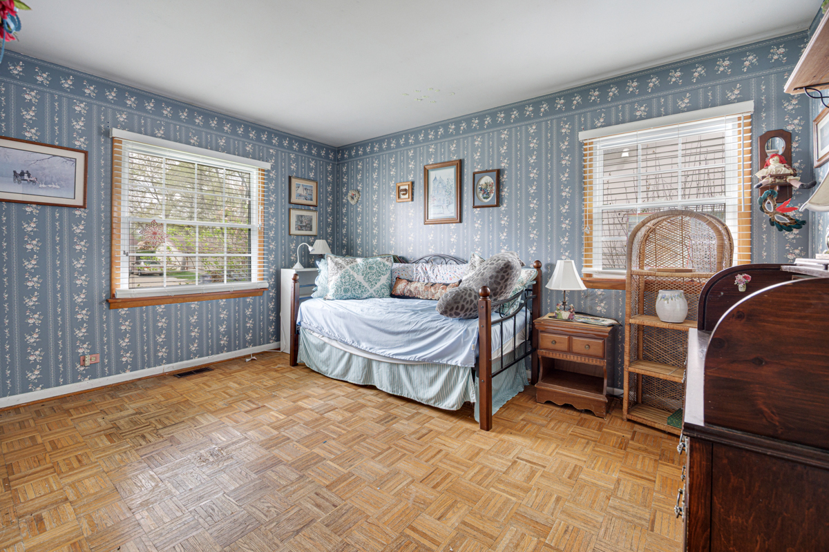 33 Walpole Road, Elk Grove Village, IL 60007