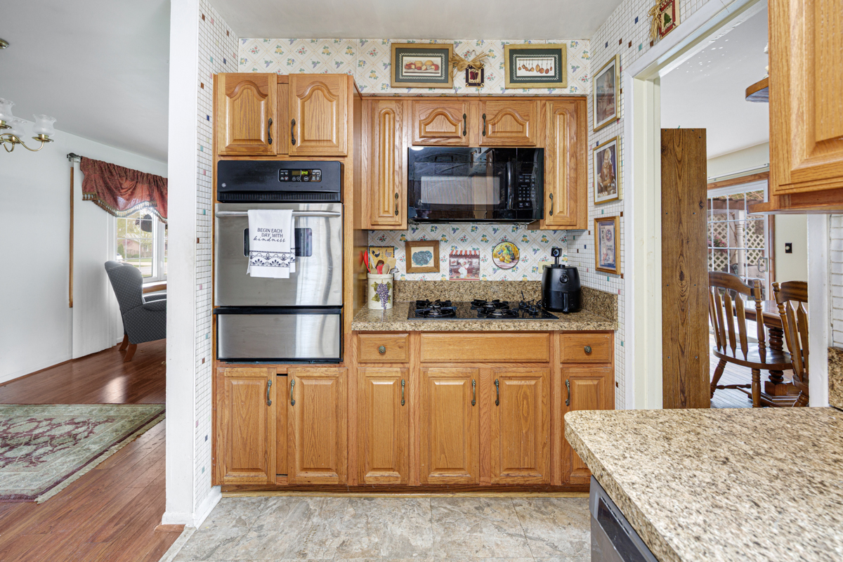 33 Walpole Road, Elk Grove Village, IL 60007