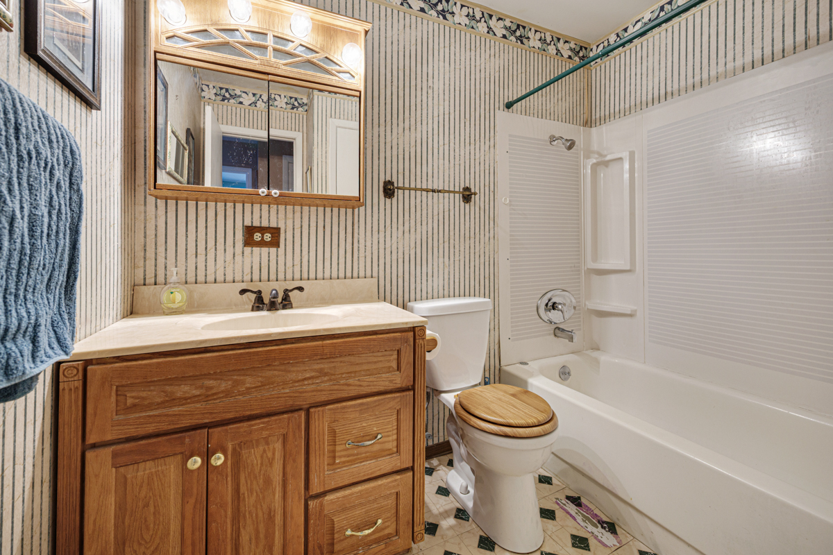 33 Walpole Road, Elk Grove Village, IL 60007