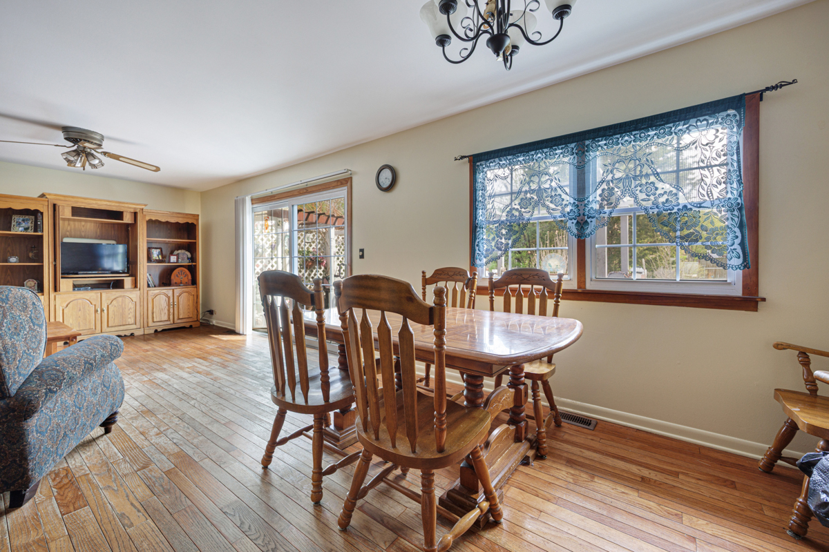 33 Walpole Road, Elk Grove Village, IL 60007