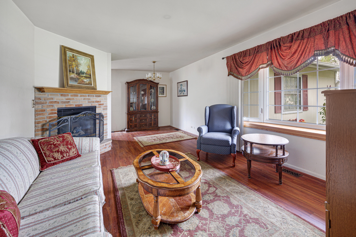 33 Walpole Road, Elk Grove Village, IL 60007