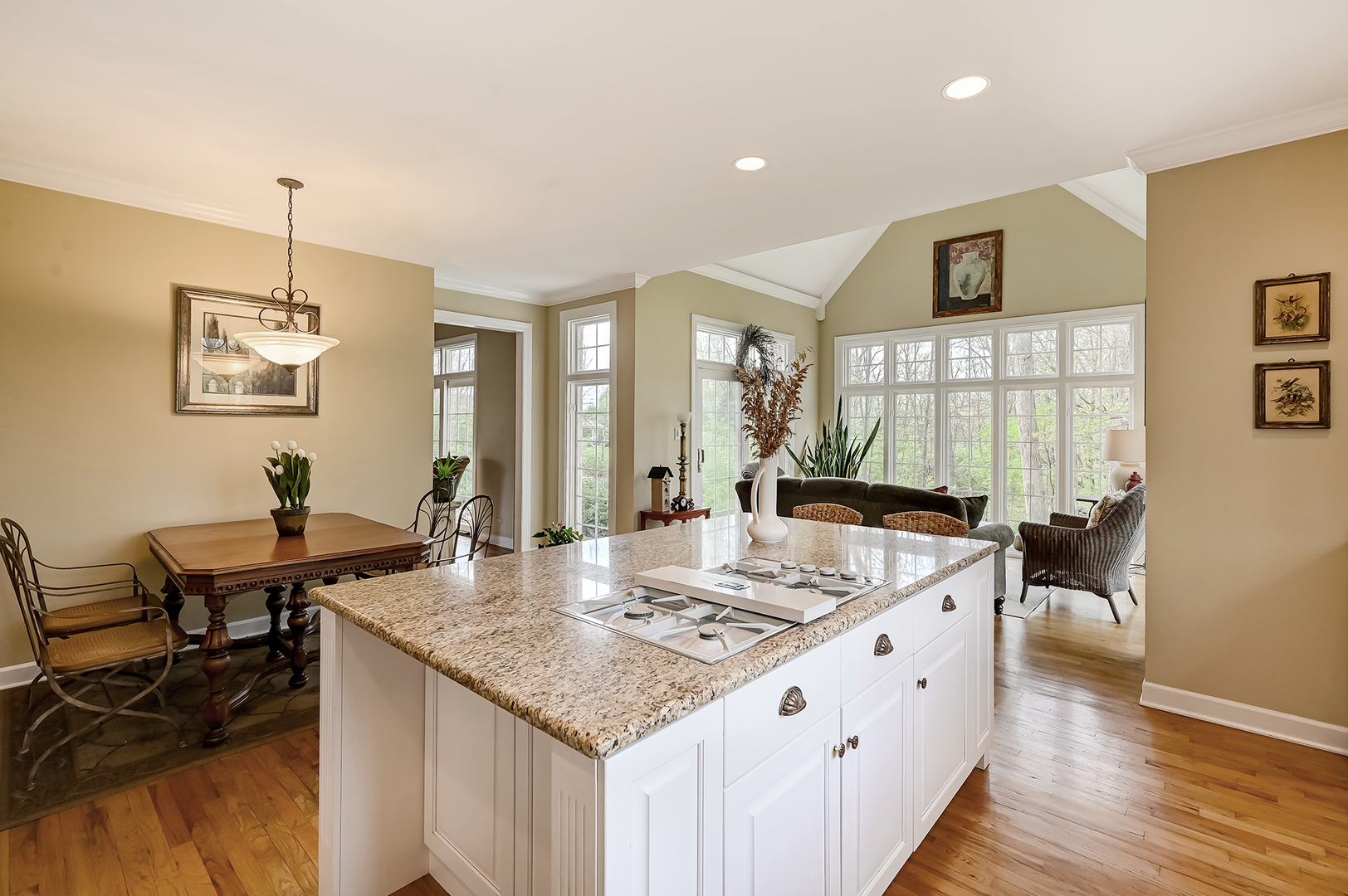 812 Stratford Court, Frankfort, IL 60423