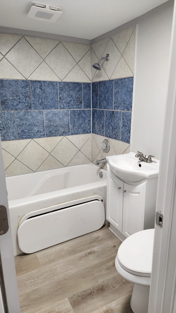 1730 Kingston Circle, Carpentersville, IL 60110