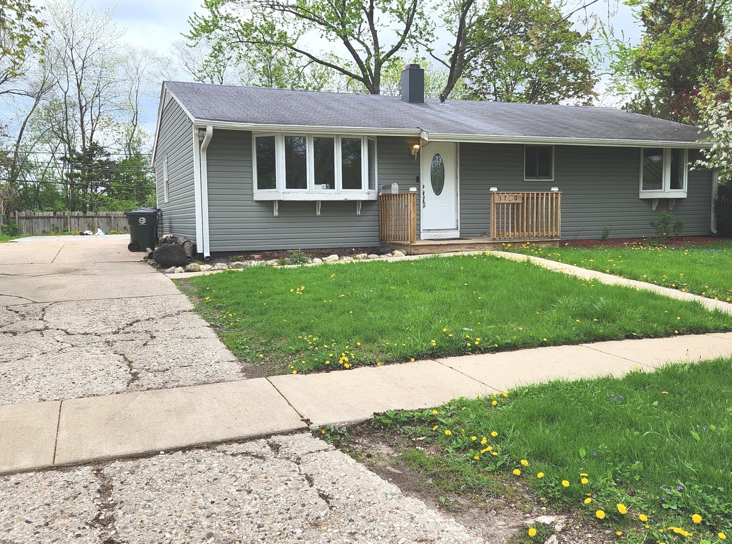 1730 Kingston Circle, Carpentersville, IL 60110