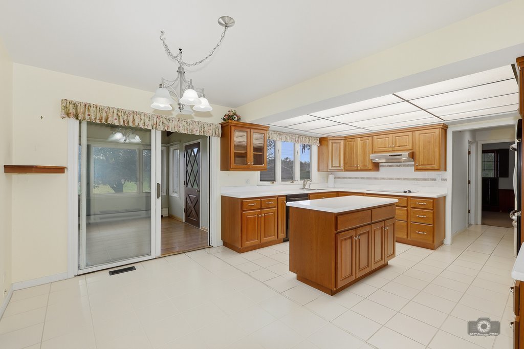 39W093 Silver Glen Road, St. Charles, IL 60175