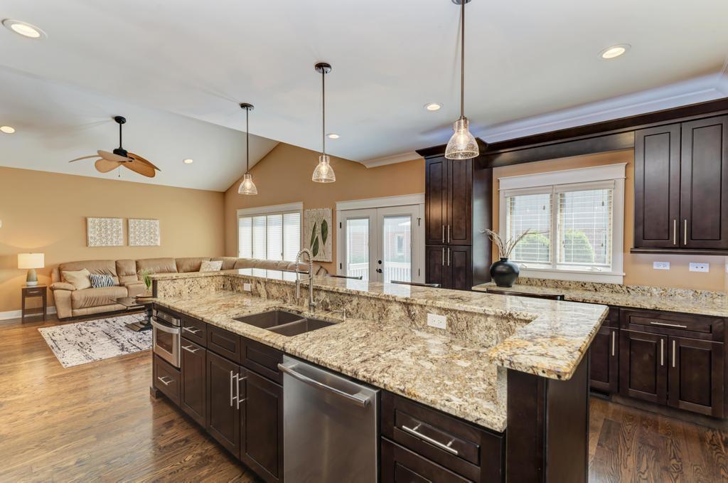 42 Royal Lane, Bloomingdale, IL 60108