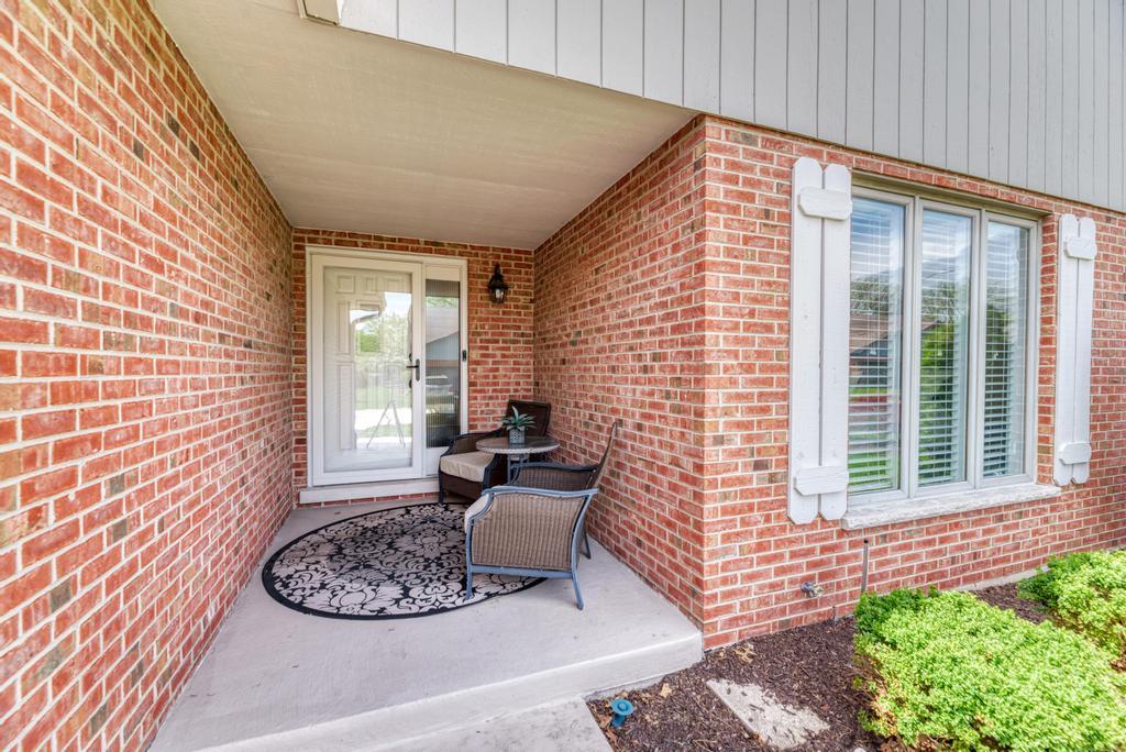 42 Royal Lane, Bloomingdale, IL 60108