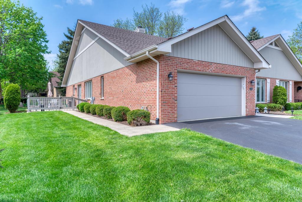42 Royal Lane, Bloomingdale, IL 60108