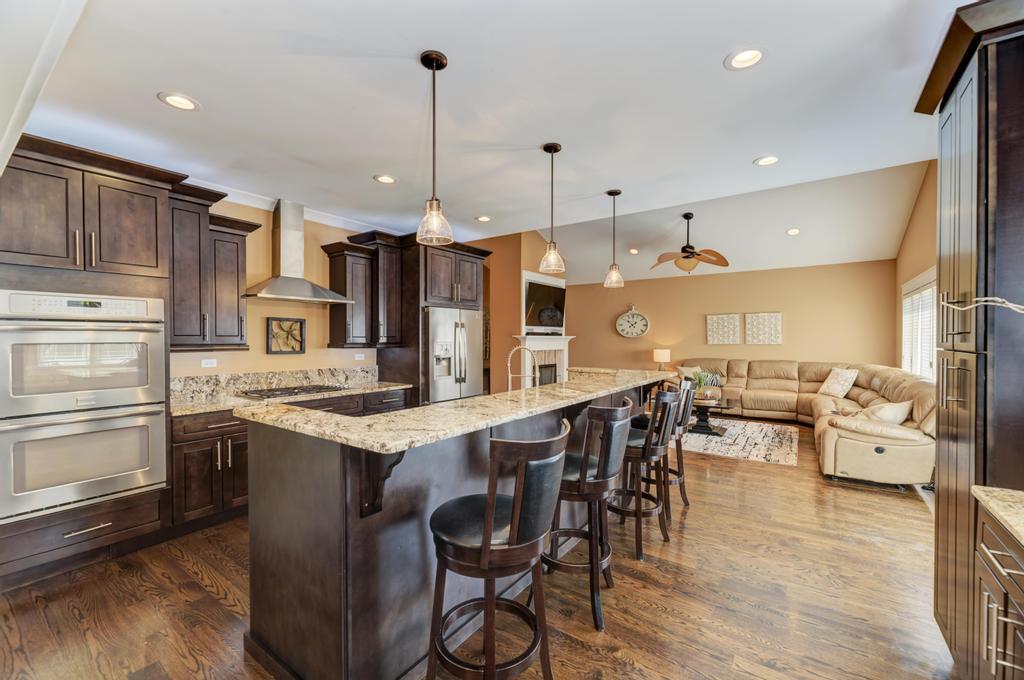 42 Royal Lane, Bloomingdale, IL 60108