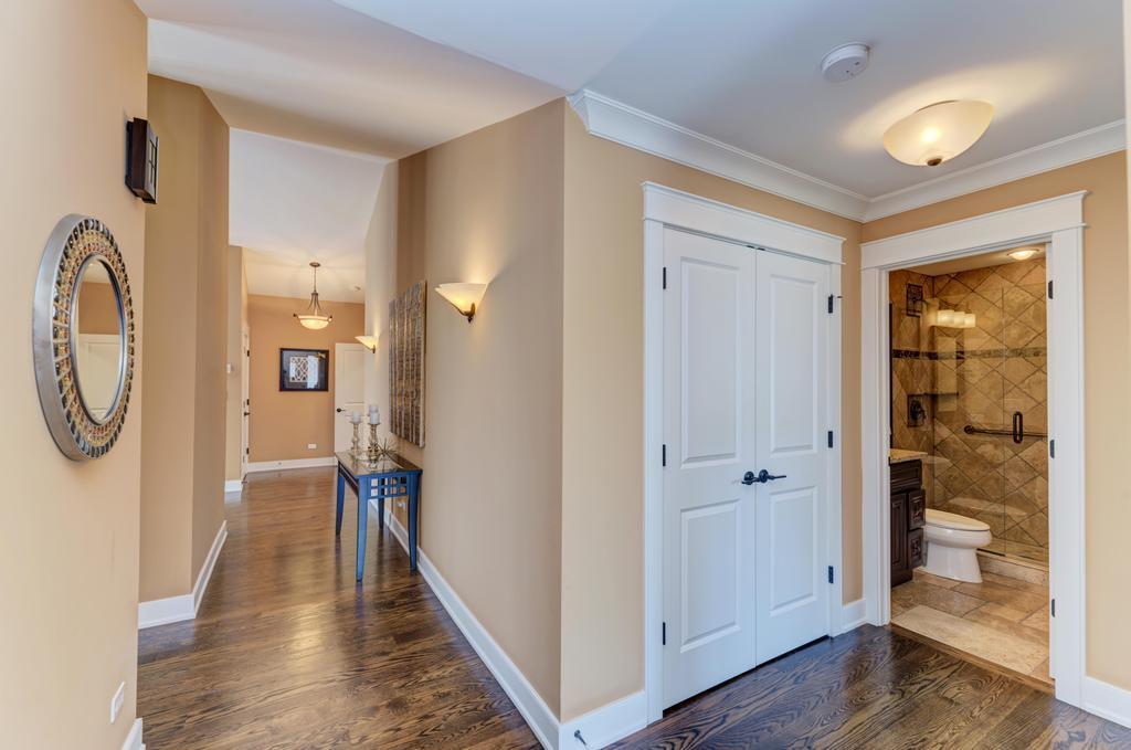 42 Royal Lane, Bloomingdale, IL 60108