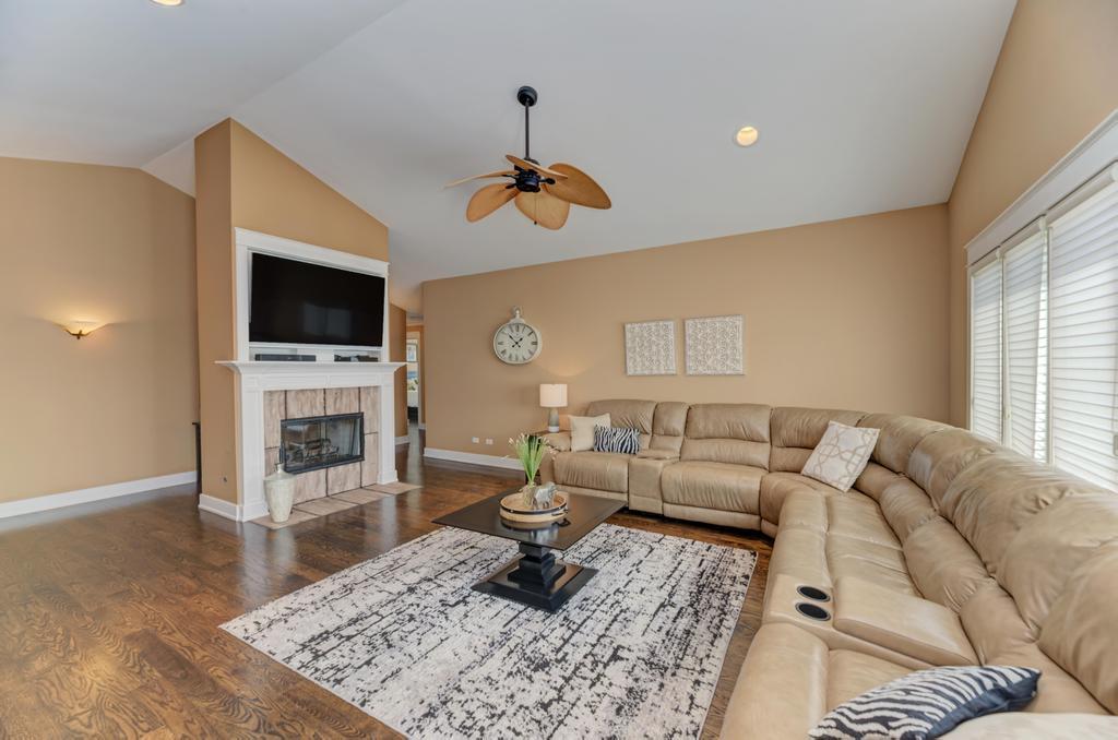 42 Royal Lane, Bloomingdale, IL 60108