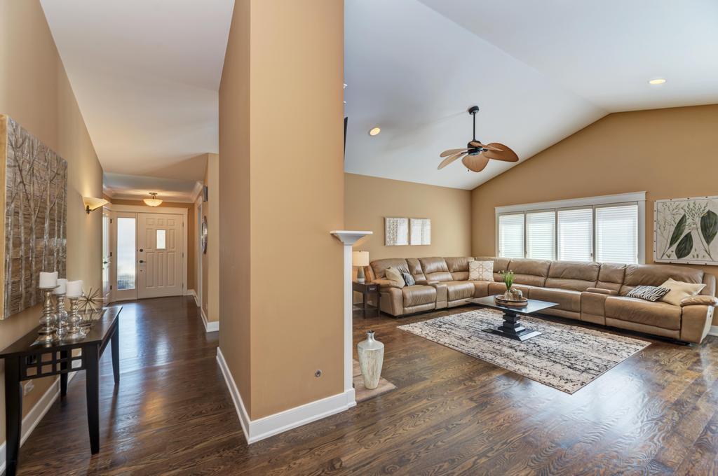 42 Royal Lane, Bloomingdale, IL 60108