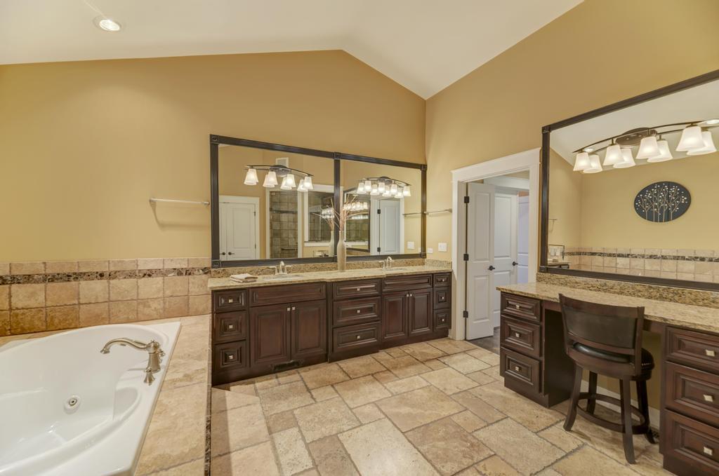 42 Royal Lane, Bloomingdale, IL 60108
