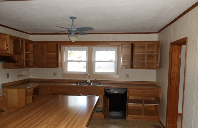 114 E 7th Street, Flora, IL 62839