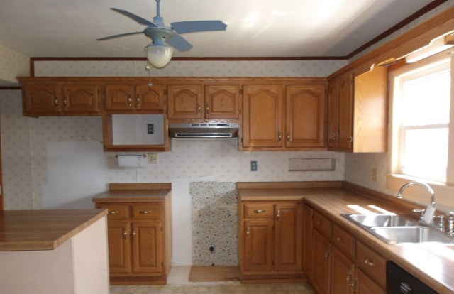 114 E 7th Street, Flora, IL 62839