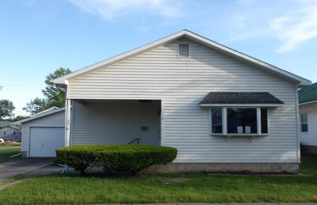 114 E 7th Street, Flora, IL 62839