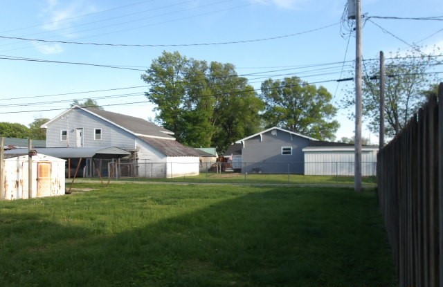 114 E 7th Street, Flora, IL 62839