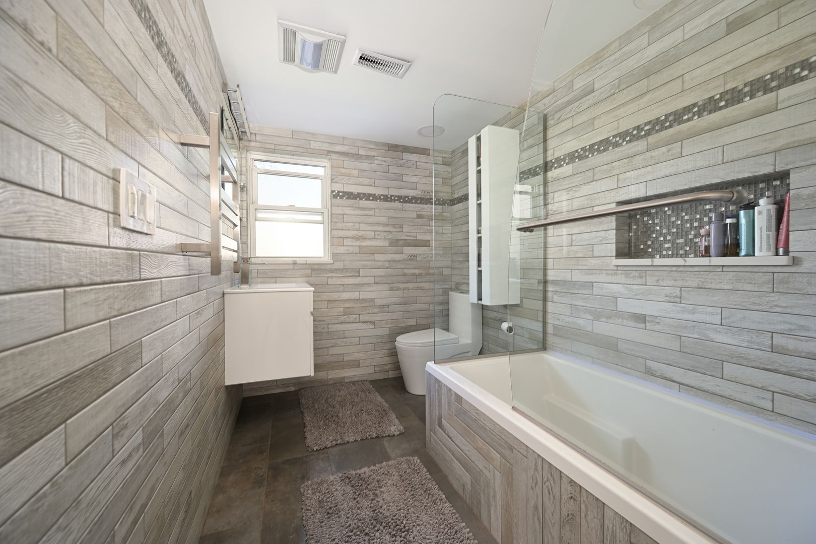 143 N CIRCLE Avenue, Bloomingdale, IL 60108