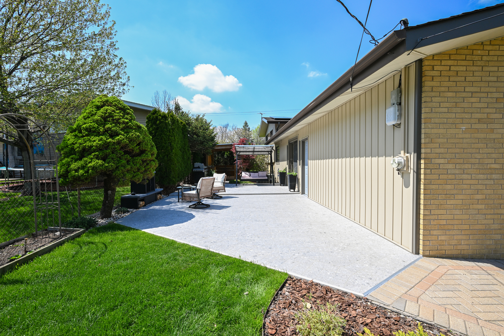 143 N CIRCLE Avenue, Bloomingdale, IL 60108