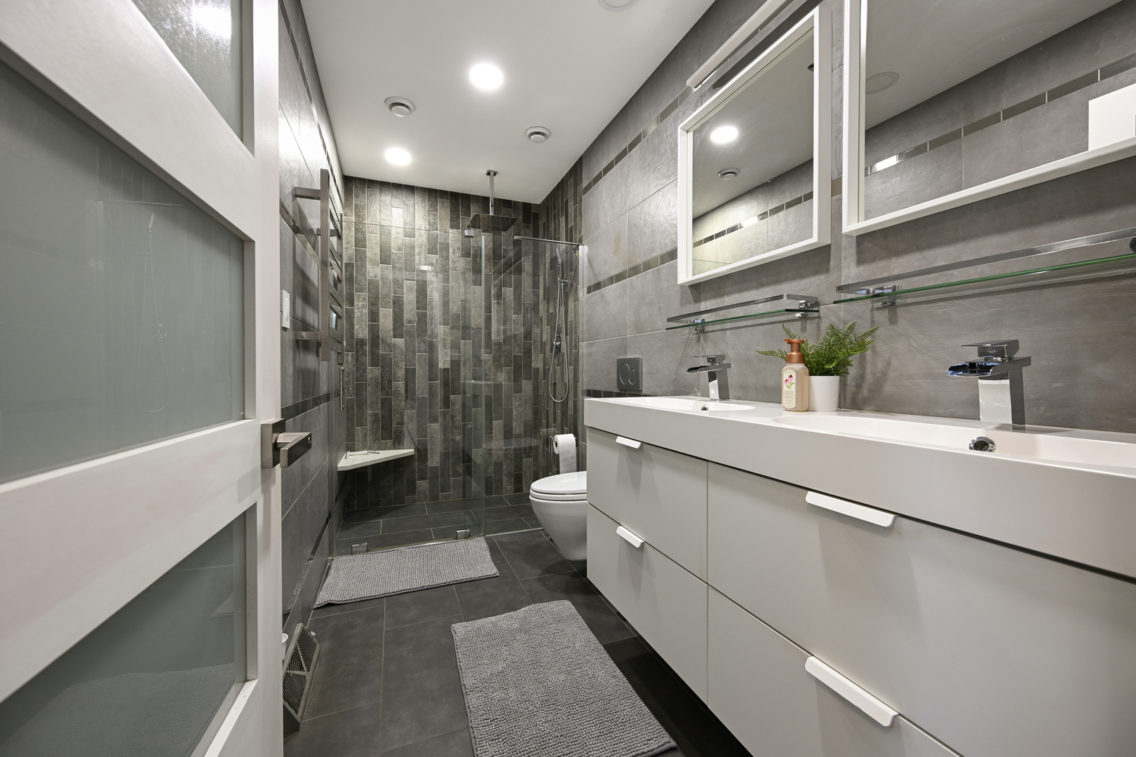 143 N CIRCLE Avenue, Bloomingdale, IL 60108