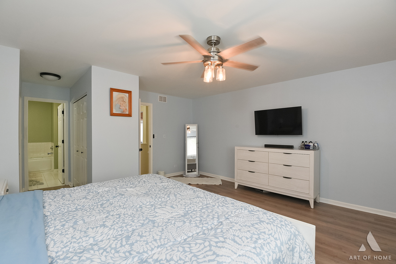 902 Ashley Court, Westmont, IL 60559