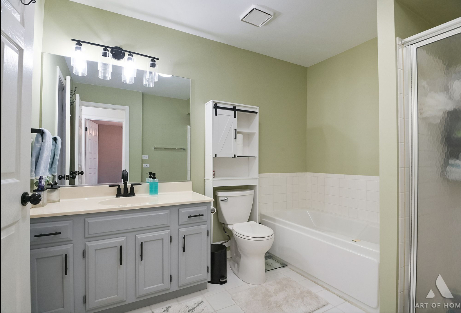 902 Ashley Court, Westmont, IL 60559