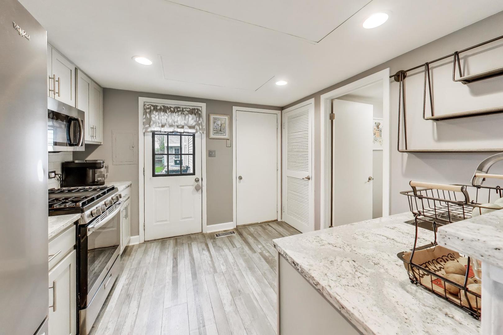 391 Meadow Green Lane, Round Lake Beach, IL 60073
