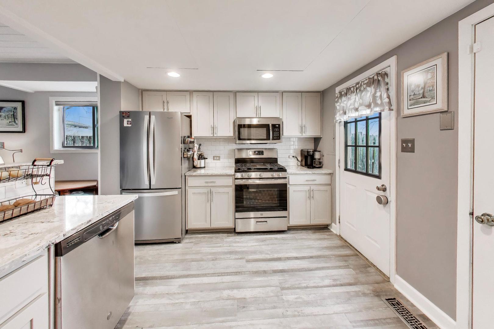 391 Meadow Green Lane, Round Lake Beach, IL 60073
