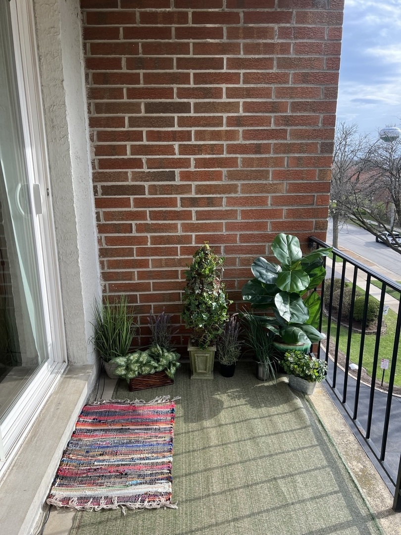 255 S West Avenue #403, Elmhurst, IL 60126