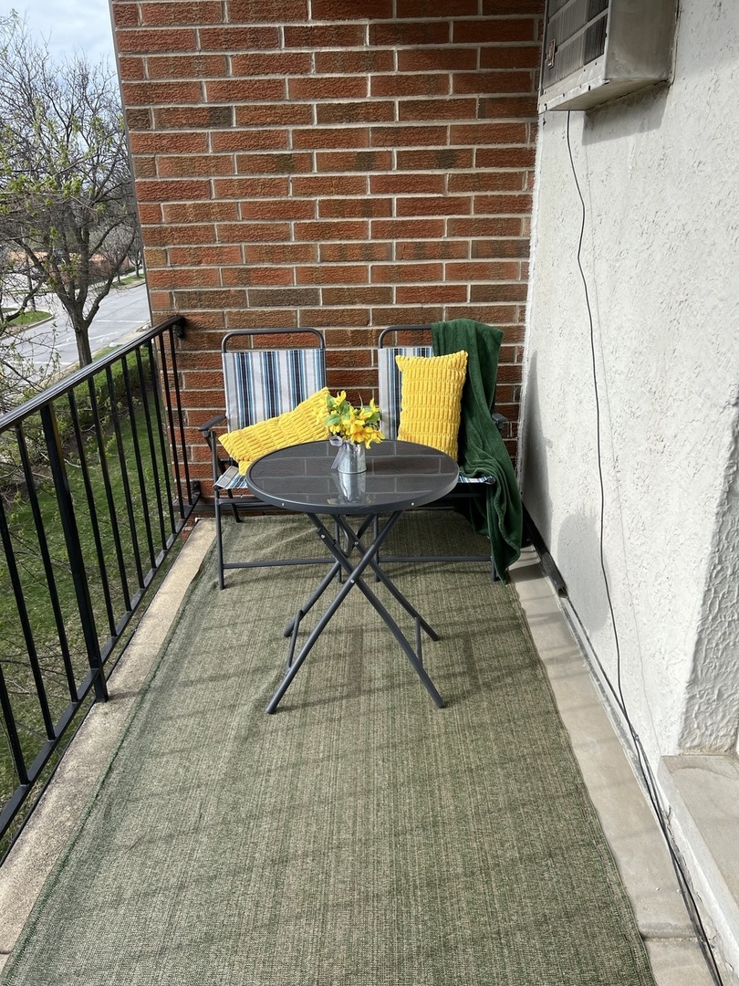 255 S West Avenue #403, Elmhurst, IL 60126