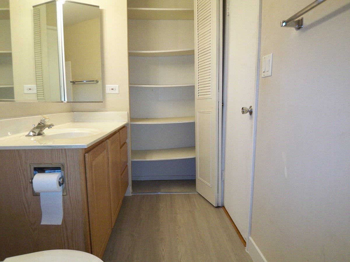 1227 S Old Wilke Road #306, Arlington Heights, IL 60005