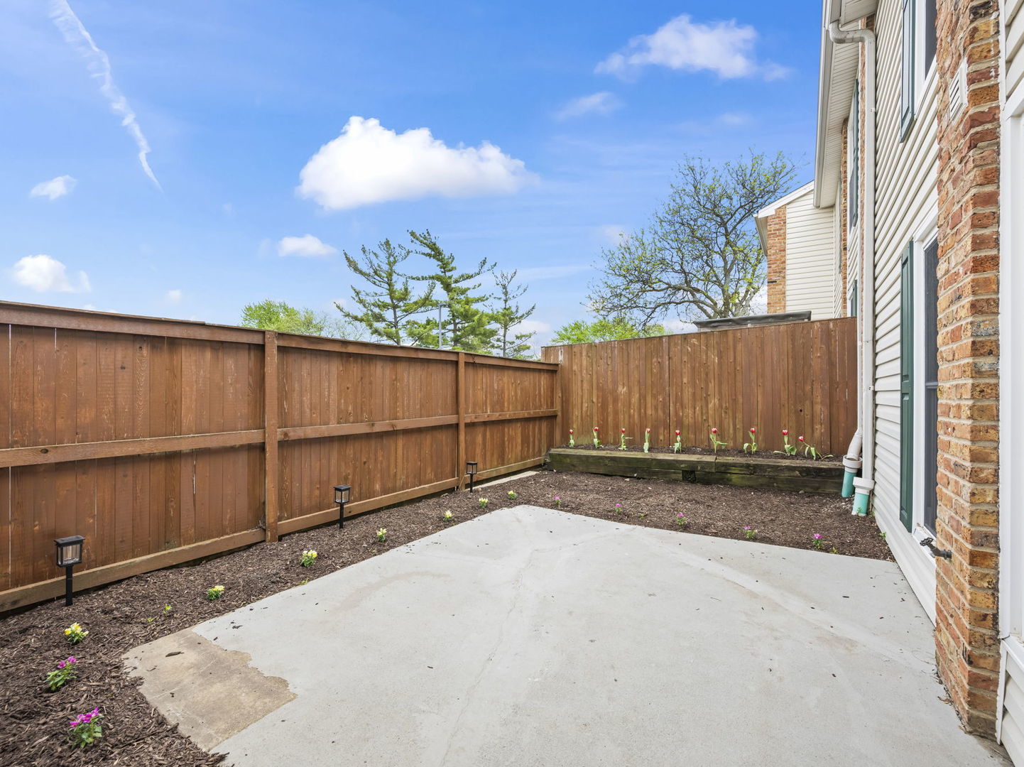 1870 HUNTINGTON Boulevard #A, Hoffman Estates, IL 60169