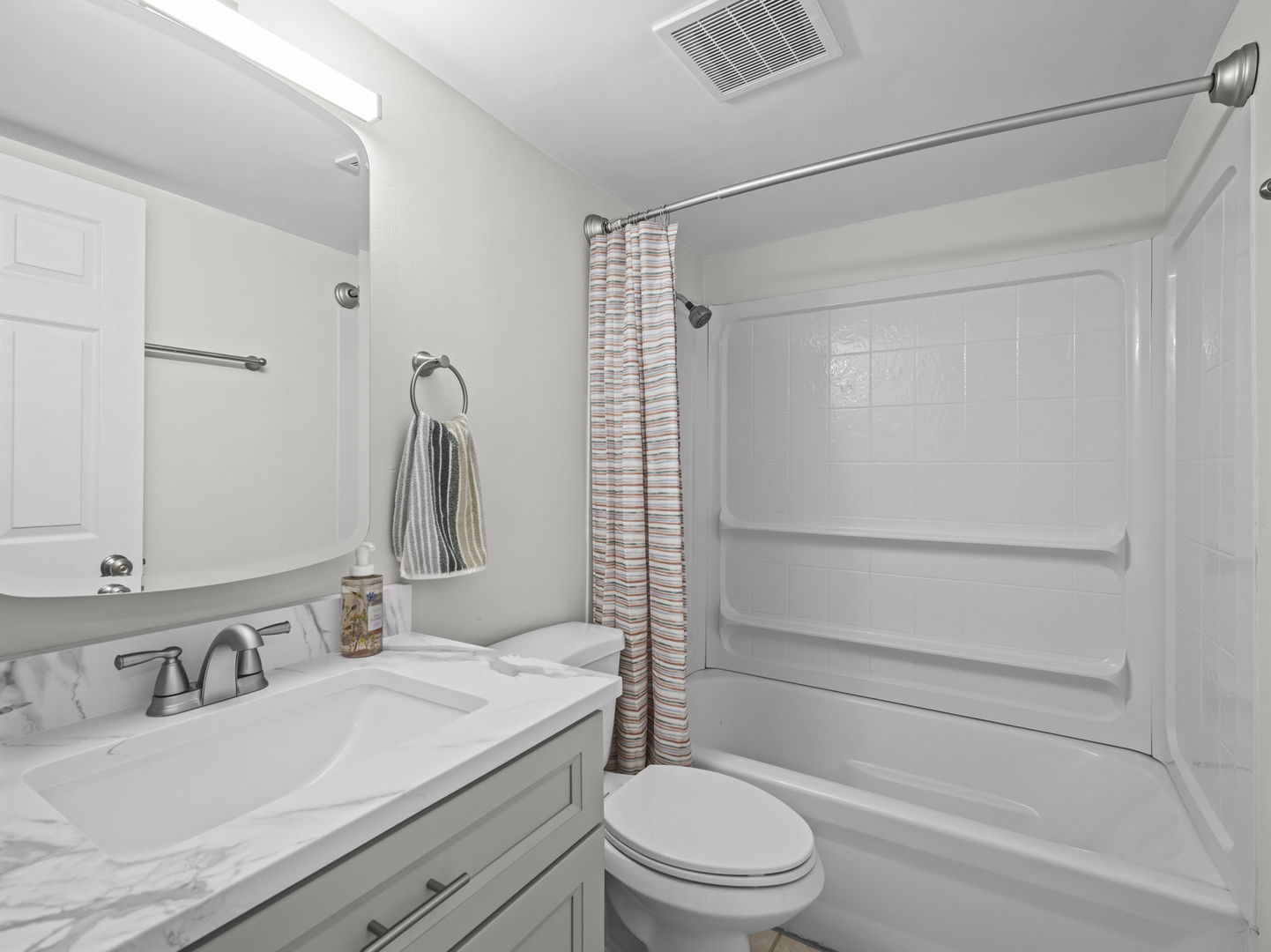 1870 HUNTINGTON Boulevard #A, Hoffman Estates, IL 60169