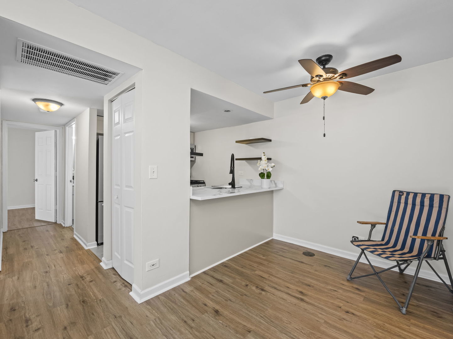 1870 HUNTINGTON Boulevard #A, Hoffman Estates, IL 60169