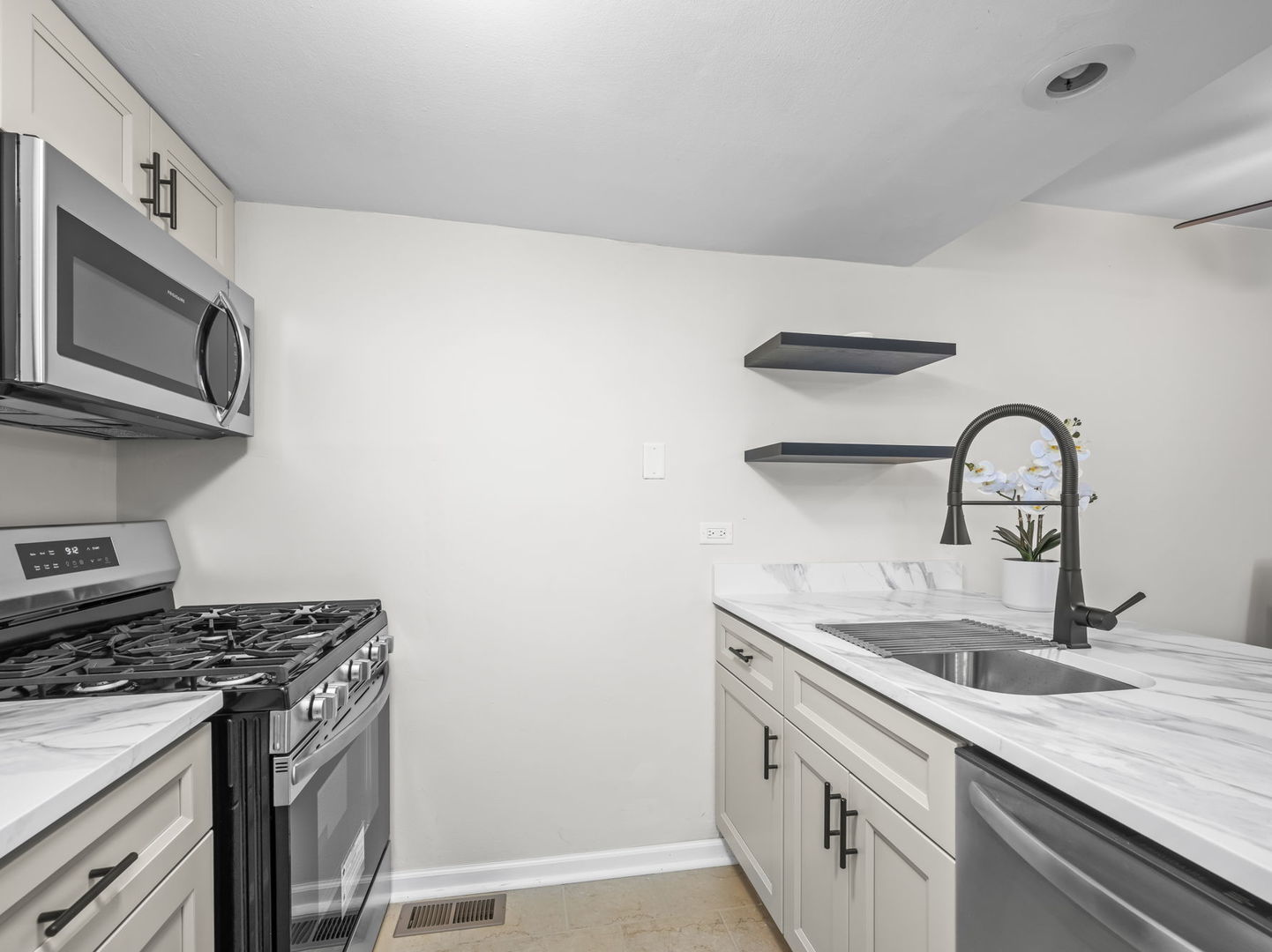 1870 HUNTINGTON Boulevard #A, Hoffman Estates, IL 60169