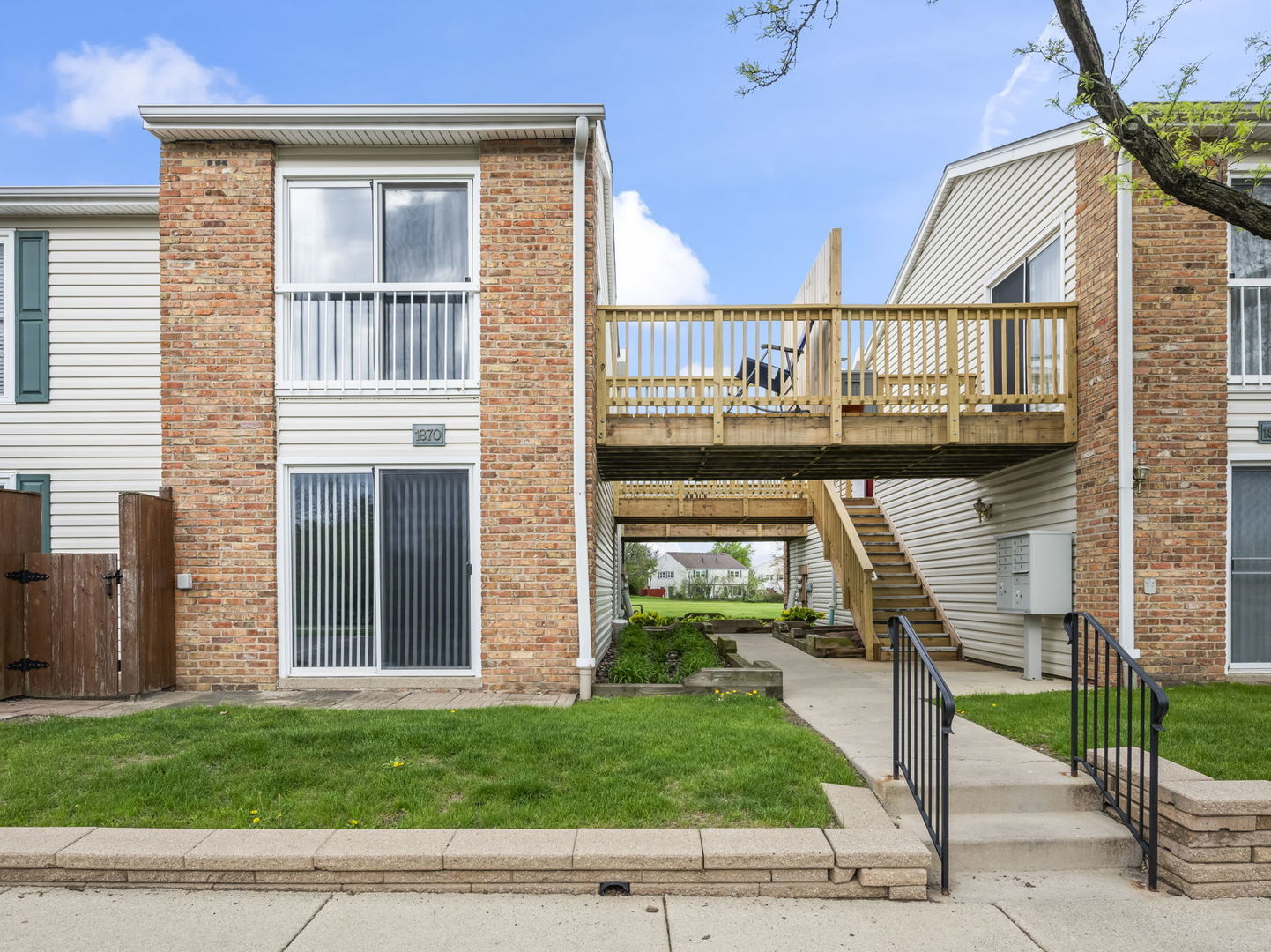1870 HUNTINGTON Boulevard #A, Hoffman Estates, IL 60169